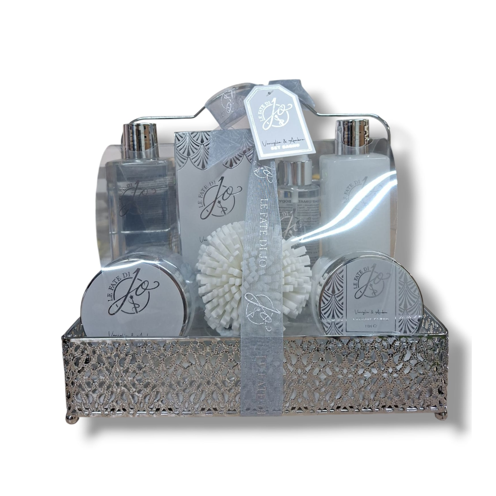 GIMA LE FATE DI JO CONF.BAGNO DOCCIA+LOZIONE CORPO+BAGNO SCHIUMA+ACQUA PROFUMATA+SCRUP+SPUGNA AMBRA E VANIGLIA